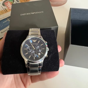 Emporio Armani klocka - Säljer en blå silvrig Armani klocka som inte kommer till användning längre. Bra skick, pris kan diskuteras!