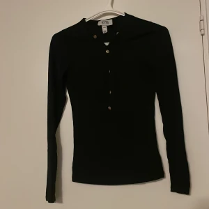 Tröja från Nakd - Säljer en supersnygg tröja från nakd. Sömmen har gått upp lite och knapparna har lite slitage och rost, som ni kan se på bilderna.