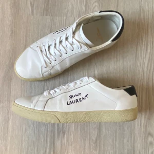 Saint Laurent Skor - Säljer dessa saint laurent skor i skicket 8,5/10. Inga heeldrag eller andra stora skador. Bara att höra av dig för fler bilder/frågor