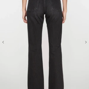 Acne studios jeans - Jeans från acne nyskick! REGULAR FIT JEANS - 1977 heter dom på hemsidan och är ofta slutsålda, nypris är 3500! Dom är i storlek 30/32 och passar mig som har 26/27 och är 167cm