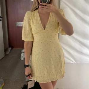 Adoore klänning - Somrig och fin klänning från Adoore. Oanvänd endast provad. Storlek 36