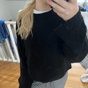 Svart tröja i mysigt material - Säljer en svart tröja i ett supermysigt material. Perfekt för kyliga dagar med sin avslappnade passform och långa ärmar. Den är enkel att matcha med allt och ett måste i garderoben! 🖤