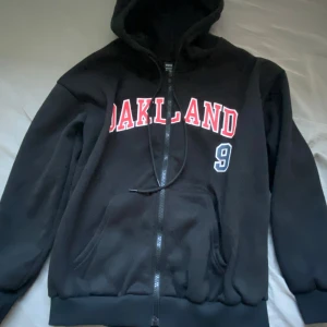 Svart kofta - En vanlig svart kofta med textur som sitter oversized. Den är supermjukt bomullsmaterial inuti, perfekt för mysiga, chill dagar!🤗🖤