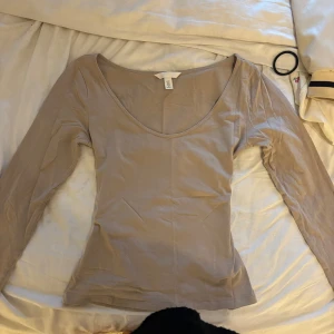 Beige långärmad tröja - Endast använd en gång. Köparen står för frakten🩷