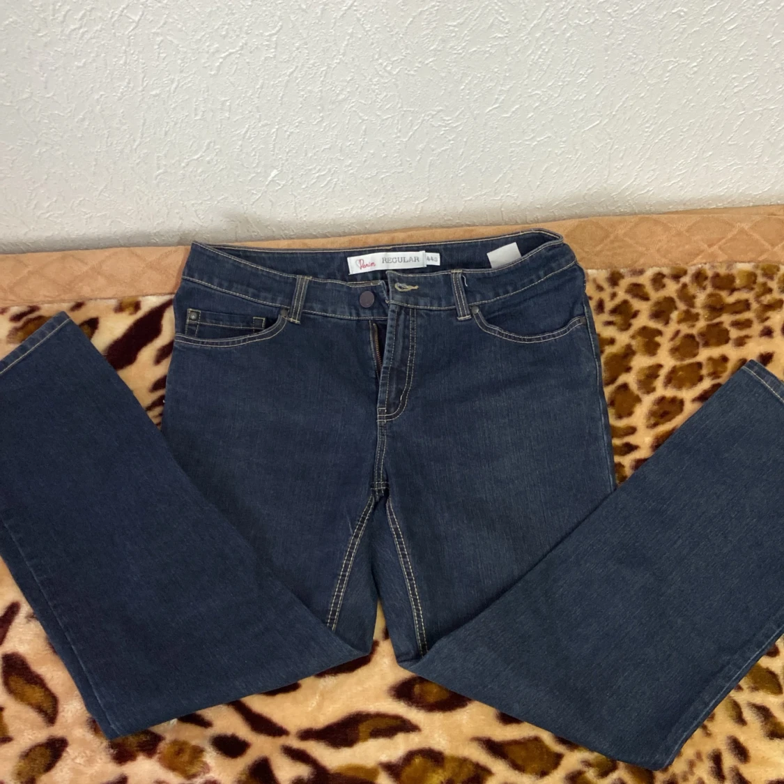 Mörkblå jeans i regular fit