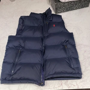 Ralph Lauren väst - Säljer nu min ralph Lauren väst! Ganska bra skick den är använd en sommar! Kom privat ifall du har några funderingar! Den är XL men passar som M då de är som en barn storlek!