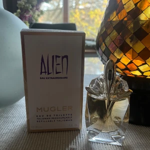 Alien parfym - Parfym från märker Mugler i ”Alien”. Väldigt populär parfym. 30ml, helt oanvänd.
