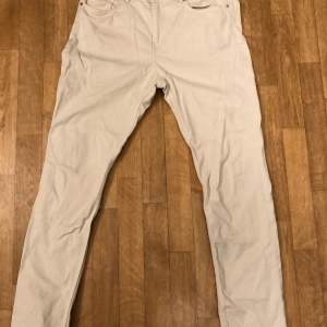 Ett par oanvända Jeans från H&M! Storlek: M (Slim fit)  Färg: krämfärgad / VIT