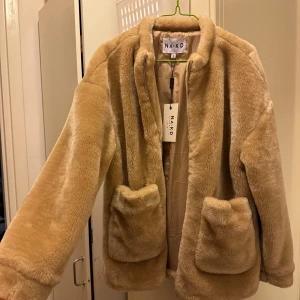 Nakd fuskpälskappa - Aldrig använd! Storlek 32 som passar både 32-34