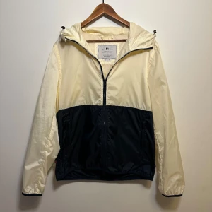 Woolrich windbreaker - En woolrich windbreaker i stolek L en sällsynt modell och ja säljer den till billigt pris skicket är helt nytt och oanvänt 10/10 fråga om det minsta!