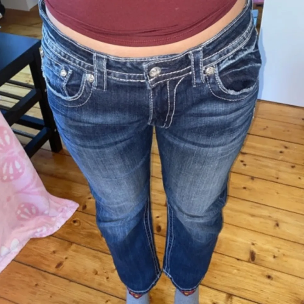 jätte fina miss me jeans som är storlek 28☺️ (Låndade bilder!)  dem sitter lowwaisted. kontakta mig om ni har några frågor<3. Jeans & Byxor.