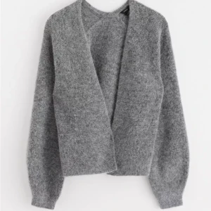 Cardigan lindex - Grå cardigan från lindex i nyskick och endast använd några fåtal gånger i storlek M men sitter som XS/S❤️ säljer endast då den inte kommer till användning