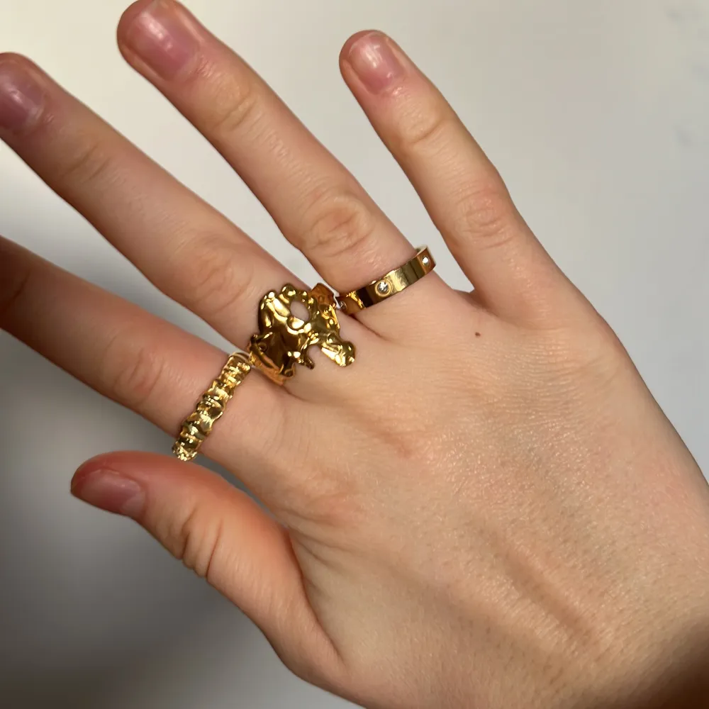 Säljer helt nya  blom ringar och trollslända ringar och lite annat blandat i guld och silver! De är i rostfritt stål och justerbara 😍 120kr styck. Vid köpt av fler får du rabatt ❤️. Accessoarer.