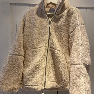 Vit Teddyjacka HM - Slutsåld naturvit Teddyjacka från Hm. Den är i storlek Xs på lappen i jackan men S på prislappen. Den är helt oanvänd och säljer pga lite stor för mig. Jag är 163cm.   OBS: fråga om den finns kvar innan ni betalar!!