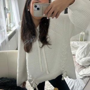 Stickad hoodie - Såå nice stickad hoodie med knytning på sidorna perfekt till höst/vinter