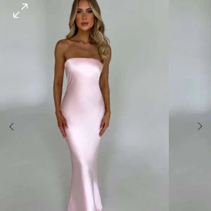 klänning  - säljer denna jättefina klänning, helt ny och oanvänd, säljs pga fel storlek. köpte för 1225kr +600kr frakt och tull. 