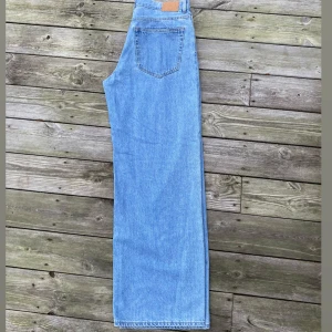 Vida Weekday jeans 34/34 - Säljer ett par vida ljusblå jeans från weekday i nyskick.                                                                  nypris 600                                                          Storlek 34/34 