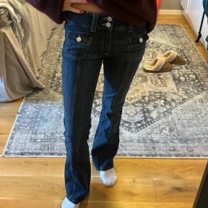 Jeans - Lågmidjade jeans med snygga detaljer. Barnstorlek 158, men passar mig som har storlek 34 i jenas!