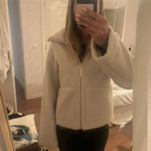 Teddyjacka - Jättesnygg teddyjacka från hm slutsåld överallt. Helt ny och aldrig använd💕