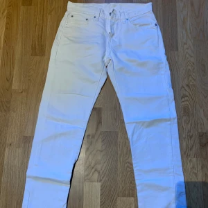 Levi’s 502 - Vita Levi’s 502 i storlek 29/32. Det är en liten fläck bredvid gylfen på byxorna, men den är inte jättesynlig. (Se bild) Tveka inte på att skriva om ni har några frågor!