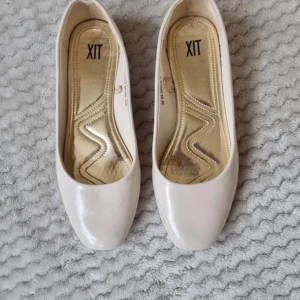 Ljusa ballerinaskor  - Så fina ballerina skor i off white/ beige färg, inte använda så mycket men liten repa på tån, se andra bilden 