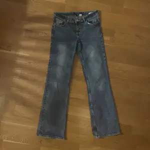 Fina low waist bootcut jeans från hm i strl 38, använda typ 2 ggr så i jättefint skick!!🩷