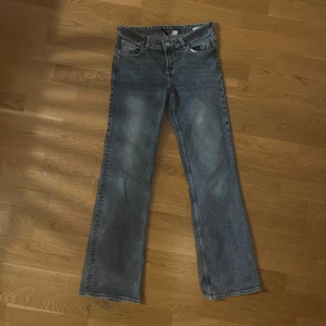 Low waist bootcut jeans - Fina low waist bootcut jeans från hm i strl 38, använda typ 2 ggr så i jättefint skick!!🩷