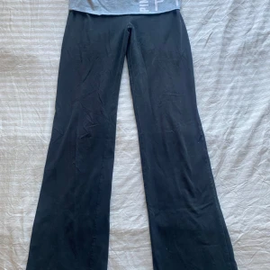 Victorias secret pink yoga pants  - Victorias secret pink yoga pants utsvängda bootcut byxor storlek S ok skick lätt urtvättad se bilder  Midjemått: 35cm  Innerbenslängd: 82cm  Ytterbenslängd: 98cm Y2k vintage fairy Coquette 