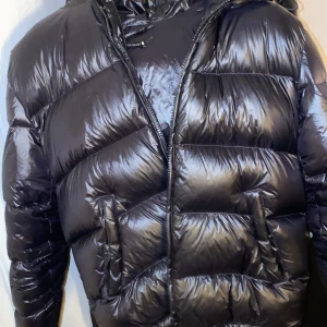 Zara puffer jacket - Zara puffer jackat svart färg inte alls mkt använd inga skador eller något fel på jackan, använde den halva förra vinter, säljer för den är för liten vid frågor eller annat skriv dm. PRIS GÅR ATT DISKUTERA!