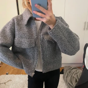Jacka - Superfin kroppad jacka från Zara i storlek S 🤍 aldrig använd men tyvärr ingen prislapp kvar 