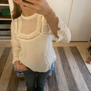 Blus - Vit blus från river island, är lite sönder i nackfästet men går enkelt att sy fast ! 