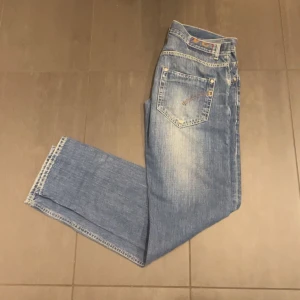 Dondup Jeans - Feta dondup jeans, 9/10 skick. Size 34. Nypris ~ 4000kr. Modellen är 185cm. Skriv vid funderingar⚜️
