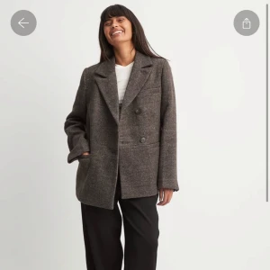 Brun jacka från NAKD - Brun blazerjacka från NAKD, använd fyra gånger, nypris 1099, slutsåld på hemsidan 