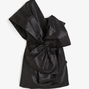 Rosett klänning  - Såå fin klänning från hm som är slutsåld, passar perfekt till jul och nyår 😍😍 