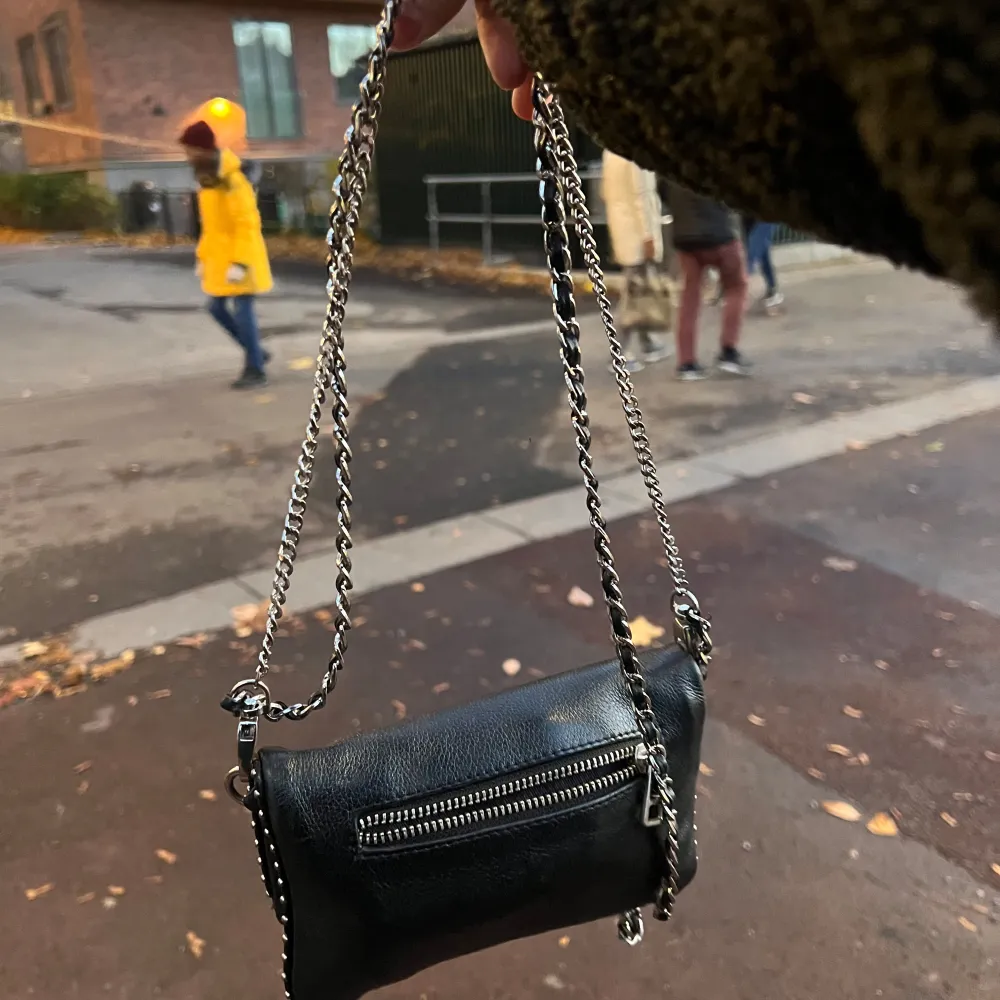 Säljer såklart också ( pris kan diskuteras!)Byter också mot ett maria örhänge elle halsband använt väskan 5 gånger som Max köpte den iår. Accessoarer.