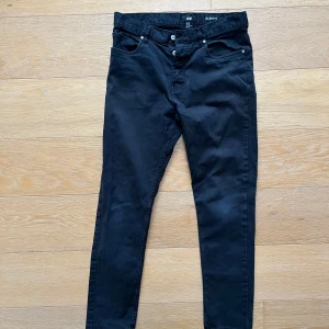Svarta byxor H&M - Svarta byxor från H&M. Storlek 30 - slim fit Sparsamt använda och i gott skick