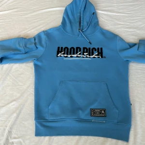Hoodrich kofta, tröja - Säljer denna feta hoodrich koftan i färgen baby blue eftersom jag inte avänder den. Köpt för 900kr. Strl S