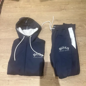 Hugo Boss Tracksuit Old Season - Hugo Boss Tracksuit Old Season Den är limiterad och säljs dessutom inte längre. Den är i Bra Skick och passar Storlek S