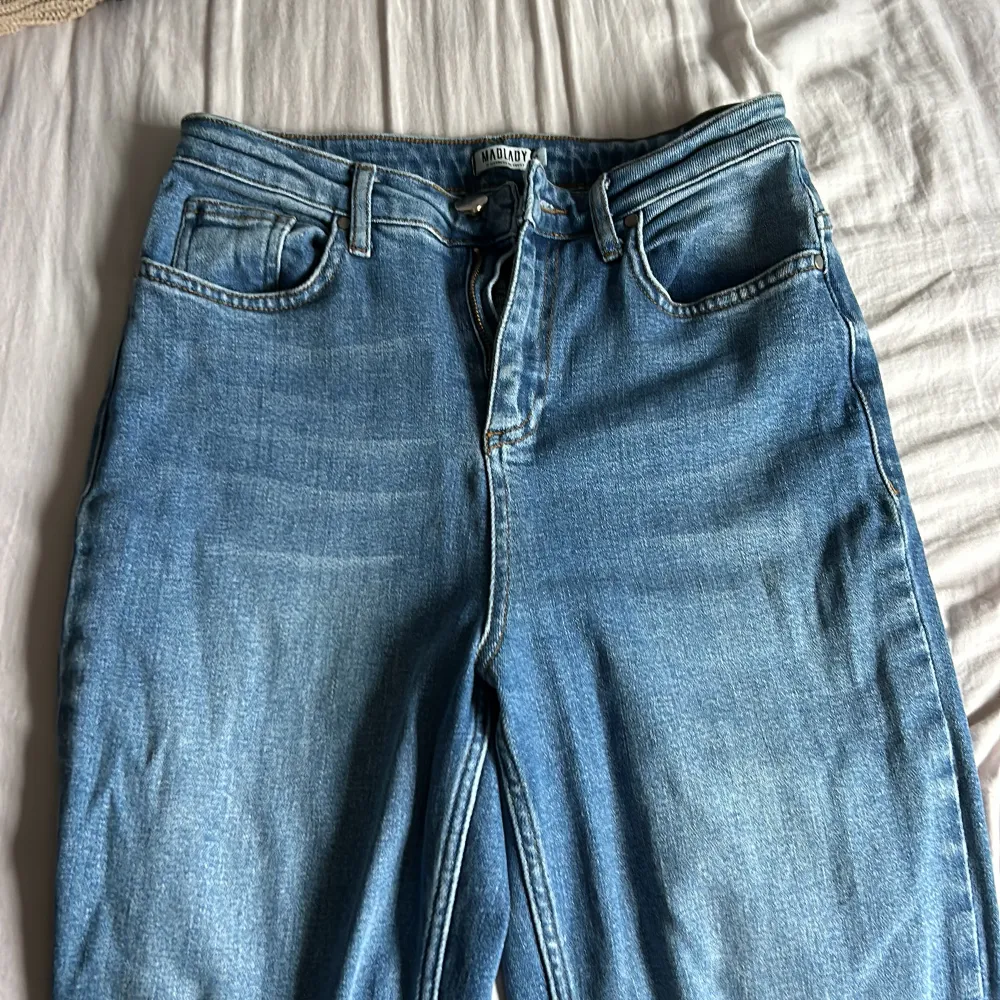 Säljer ett par snygga blå jeans från H&M i storlek 36.  De har en klassisk femficksdesign och coola slitna detaljer på knäna. Perfekta för en avslappnad vardagslook! 🕶️. Jeans & Byxor.