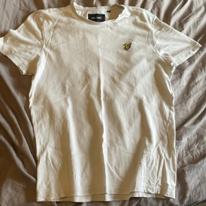T-shirt Lyle&Scott - - Begagnad t-shirt med 2 väldigt små hål, ett vid märket, ett långt ner på högersidan, annars är den i fint skick