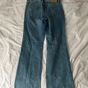 Stradivarius jeans straight leg -stone blir denim  -  jeans från stradivarius i modellen ”straight leg” färgen ”stone blue” storlek 38   Köpta för 400kr.  har använts endast 3 ggr. Köparen står för frakten 