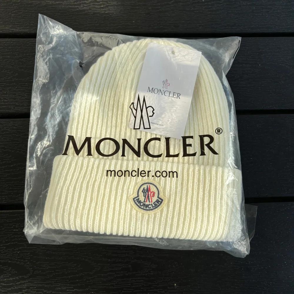 Jätte fin Moncler mössa som är mjuk och varm vilket passar bra till användning i hösten och vintern. Mössan har den fina Moncler loggan broderad på framsidan. Allt på bilden ingår. Dm vid intresse!. Accessoarer.