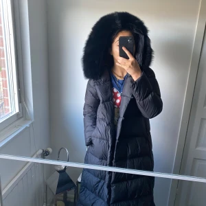 FUR STOCKHOLM - Vinterjacka Lily - Använts 2 gånger, God skick, Fodrad, lång, värmer. Jag är 167/168cm