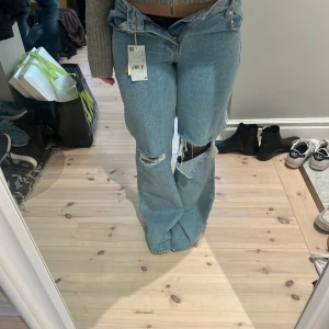 Low Rise baggy jeans - Helt nya low Rise baggy jeans från Mango. Jag är 155cm och de är förlånga och för små. De är storlek 38 men passar mer som 36 skulle jag säga 💗 pris kan diskuteras  
