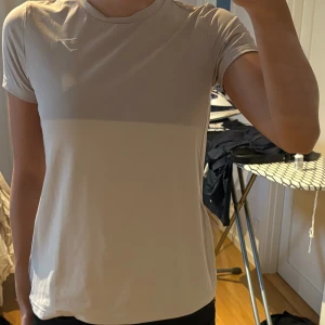 Gymshark träningströja - Bekväm tränings tröja köpt på Gymshark, fin passform. Använd ett fåtal gånger, är i väldigt bra skick!🫶🏽