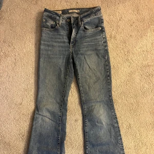 Levis jeans - Jätte snygga Lewis jeans i bra skick! 👍🏼❣️Medelhög midja och bootcut med en Innerbenslängd är 74 cm och Midjemått är 31 cm, Säljer dom eftersom de blivit för korta på mig, Hör av dig om du har några frågor !!❤️‍🔥❤️‍🔥