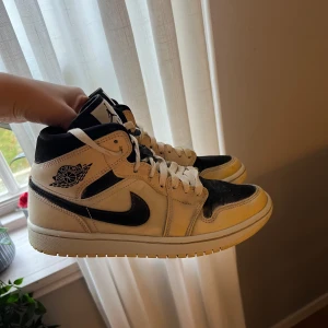 Jordans Mid - Väldigt använda, inget specifikt slitage förutom missfärgningar. Går säkert att fixa men inte försökt. Köpt här på plick för 1400kr 