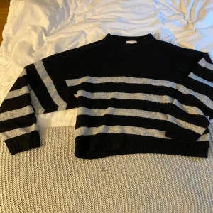 Stickad tröja  - Superfin stickad tröja från Nelly, använd ett fåtal gånger🤍