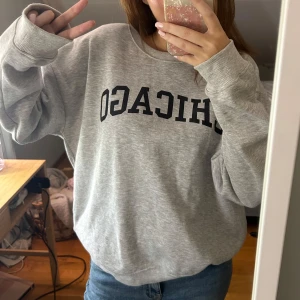 Grå Chicago sweatshirt - Från Lager 157, knappt använd.