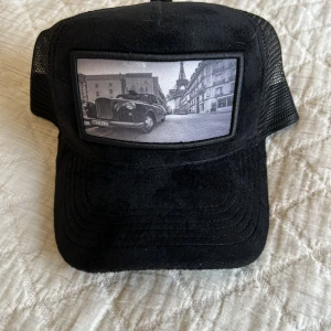 Svart velvet keps - Helt ny keps aldrig använd säljer den för att den inte passar